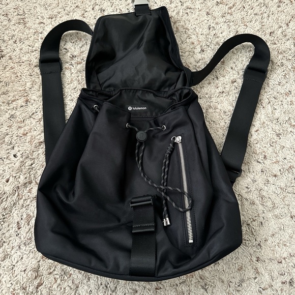 lululemon Drawstring Bucket Backpack 10L - Picture 2 of 8